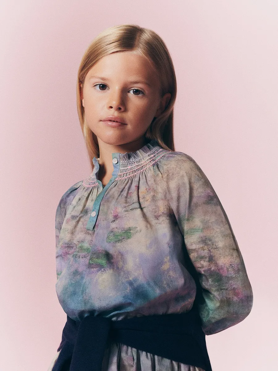 Mädchen in der gesmokten Bluse von Bonpoint x MoMA im Seerosendruck