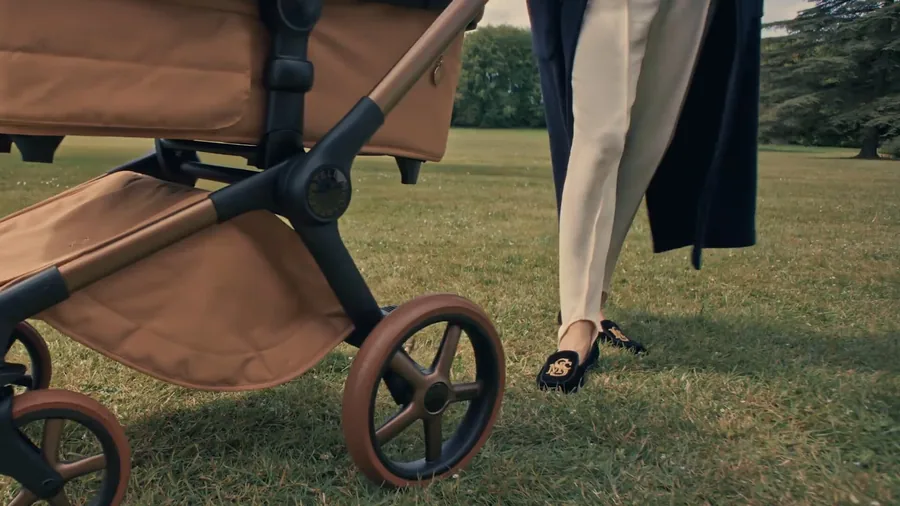 Bugaboo x Stella McCartney Fox 5 Renew in Tobacco Brown auf einer Wiese