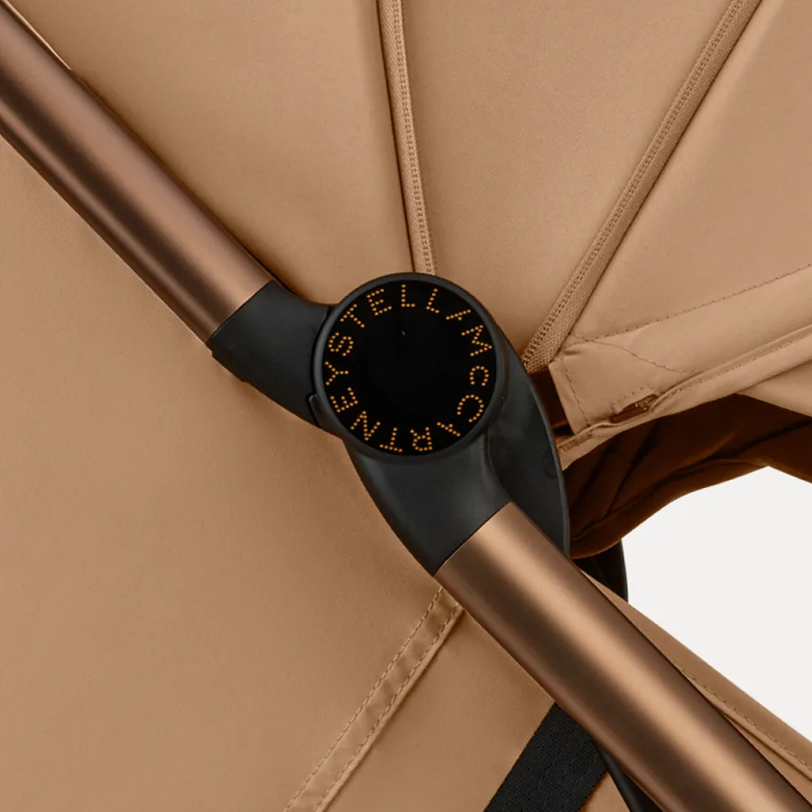 Schriftzug Stella McCartney am Rahmen des Bugaboo Butterfly 2 in der Sonderedition