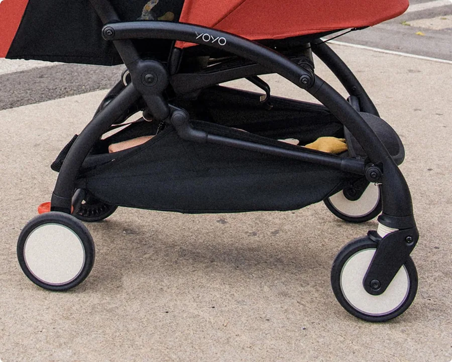 Räder und Rahmen des Stokke YOYO⁵ auf dem Gehweg